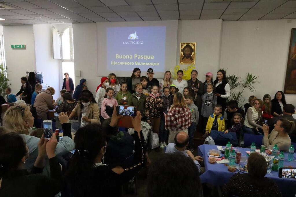 Feier der Auferstehung mit Flüchtlingen aus der Ukraine zwei Monate nach Kriegsausbruch: Gebet und Fest am Ostern der Christen des Ostens